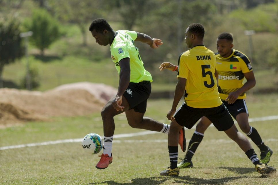 فريقا بنين (بالأصفر) وتوغو (بالأخضر) يتواجهان في الجولة الأولى من بطولة كأس العالم للاجئين في ساو باولو، البرازيل.