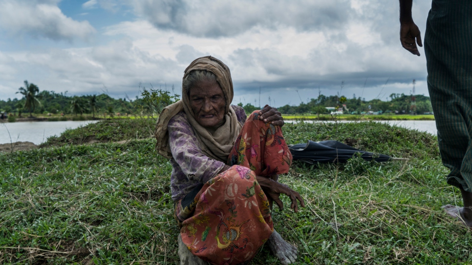 Une personne âgée rohingya se repose peu après avoir traversé la frontière en provenance du Myanmar près de Whaikhyang, au Bangladesh. 