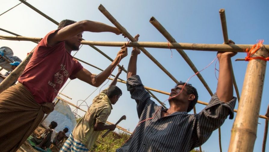 羅興亞難民在孟加拉的新難民營建造新房屋