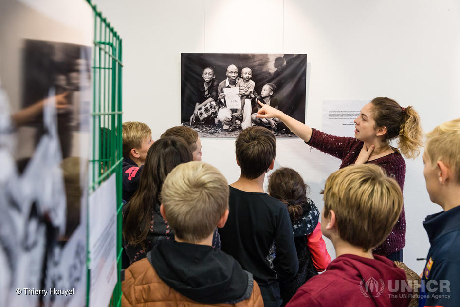 Collège Louis Pergaud的學生在觀賞聯合國難民署的相片展覽— 「最重要的物品The Most Important Thing」。© Thierry Houyel