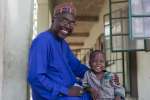 M. Mustapha et son fils qui est inscrit dans une classe de maternelle à l'école. Ecole de la Fondation islamique des prouesses futures, Maiduguri, Etat de Borno, Nigéria. 