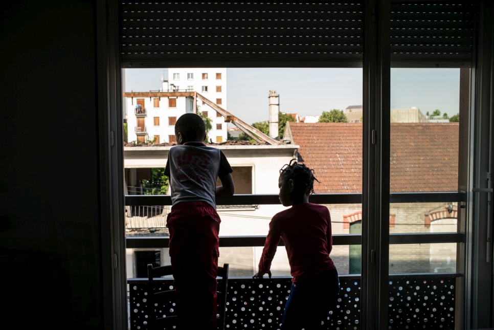 Amina et son frère Ibrahim, originaires de la RDC, s'installent dans leur nouvel appartement situé à Boussy-Saint-Antoine, au sud-est de Paris, après avoir été réinstallés avec leur mère Bora dans le cadre du dispositif du HCR en faveur des réfugiés vulnérables.