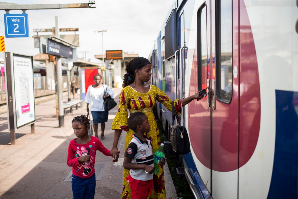 Bora, sa fille Amina et son fils Ibrahim, tous trois demandeurs d'asile congolais, prennent le train pour se rendre dans leur nouvel appartement situé à Boussy-Saint-Antoine, au sud-est de Paris, après leur réinstallation dans le cadre du dispositif du HCR en faveur des réfugiés vulnérables.