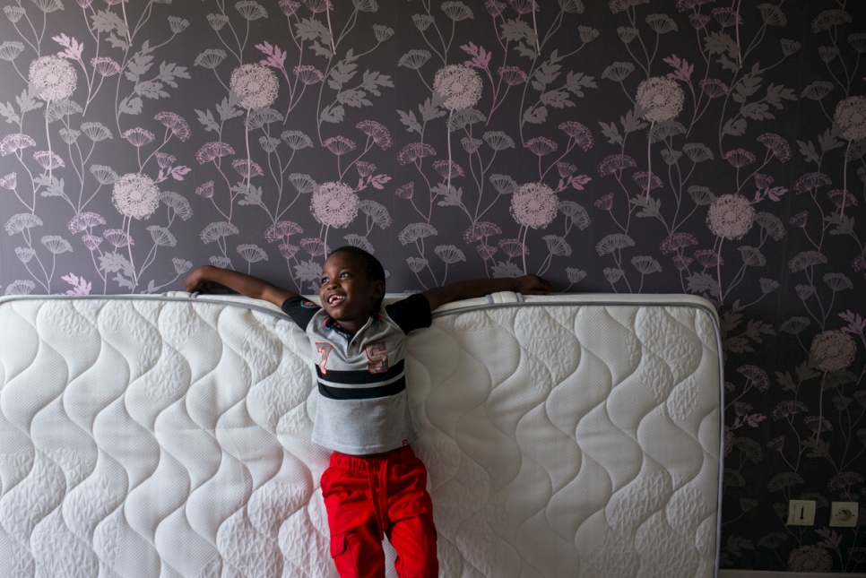 Ibrahim, jeune demandeur d'asile congolais de 7 ans, s'installe dans son nouvel appartement situé à Boussy-Saint-Antoine, au sud-est de Paris, après avoir été réinstallé avec sa mère Bora et sa soeur Amina dans le cadre du dispositif du HCR en faveur des réfugiés vulnérables.