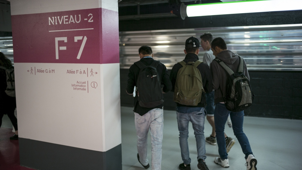 Quatre enfants non accompagnés, originaires d'Afghanistan et d'Irak, arrivent à la gare de Lille Europe, dans le nord de la France, avant d'embarquer à bord de l'Eurostar pour retrouver des membres de leur famille en Angleterre et y demander l'asile. 