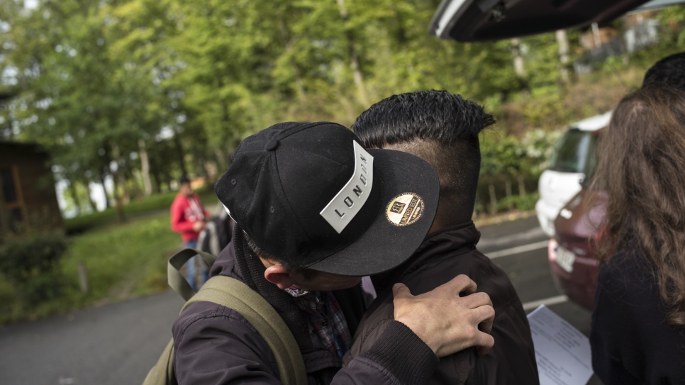 Azlan, un enfants non accompagné afghan, âgé de 13 ans, embrasse un ami avant d'aller à la gare de Lille, dans le nord de la France, puis rejoindre son frère Jawad à Londres. Il fait partie des quatre adolescents non accompagnés qui vont rejoindre des membres de leur famille en Angleterre, le 14 septembre 2017, et y demander l'asile.