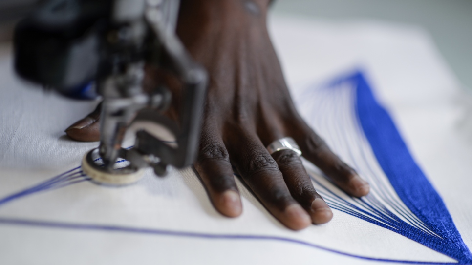 Ablaye Mar est un brodeur sénégalais réfugié. Il est arrivé en France en 2014. Grâce à la Fabrique Nomade, il travaille avec Sabatina Leccia, une artiste et créatrice de mode française.