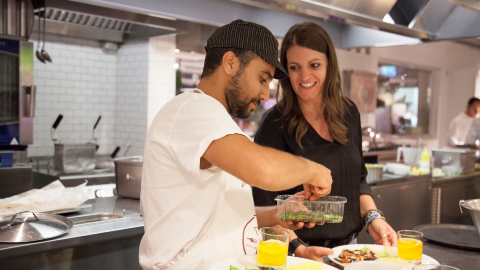 Le chef afghan Zakaria Haidary prépare un plat composé de riz au safran, sharma kebabs et aubergines frites au restaurant Eataly à Bari. 