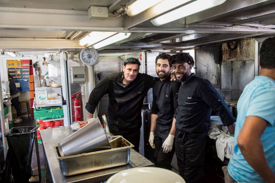 Eze (à droite) avec Ardian, le chef cuisinier (à gauche) et Mejer, l'aide-cuisinier. 