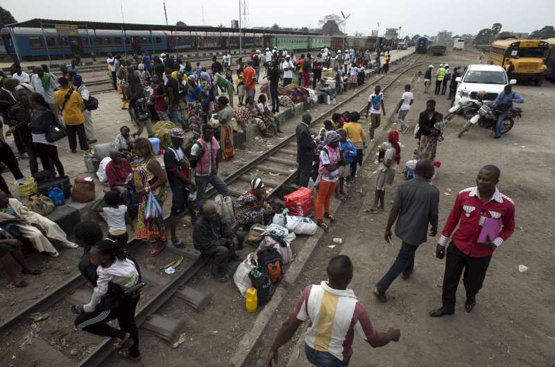 Former Angolan refugees fill the platform at a Kinshasa station, and some even sit on the tracks. They are waiting for the train to Kimpese, where they will stay a night at a transit centre. 