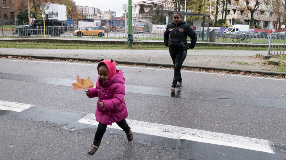 Dina crosses the street in Antwerp, followed by her mother Rahel.