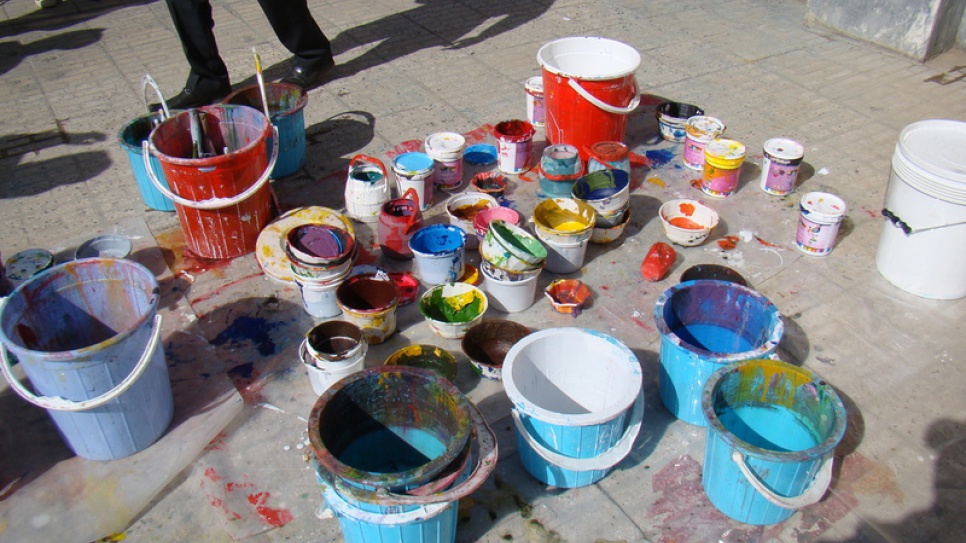 Paint pots line the streets of Saadi.