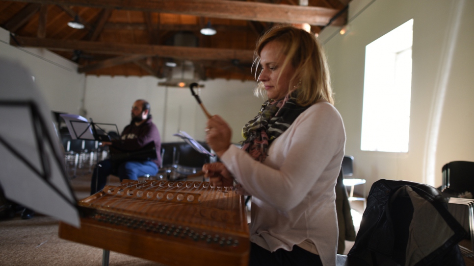 Anastassia Louniova, de Biélorussie, joue du cymbalum avec l'Orpheus XXI à Arc-et-Senans, France. 