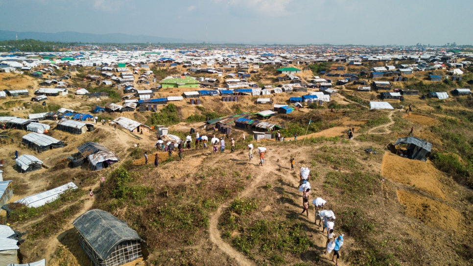 À la fin octobre, des plans sont établis pour réduire le surpeuplement en déplaçant 5000 réfugiés vers un nouveau site dans la zone d'extension de Kutupalong. 