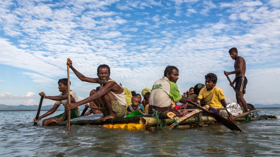 Des centaines de réfugiés rohingyas traversent le fleuve Naf sur des radeaux de fortune après avoir fui leurs foyers au Myanmar pour rejoindre Teknaf, au Bangladesh. 