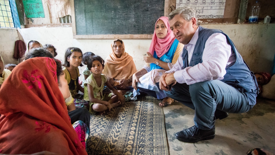 Filippo Grandi, Haut Commissaire du HCR, en discussion avec des réfugiés rohingyas au camp de Kutupalong à Cox's Bazar, Bangladesh. 