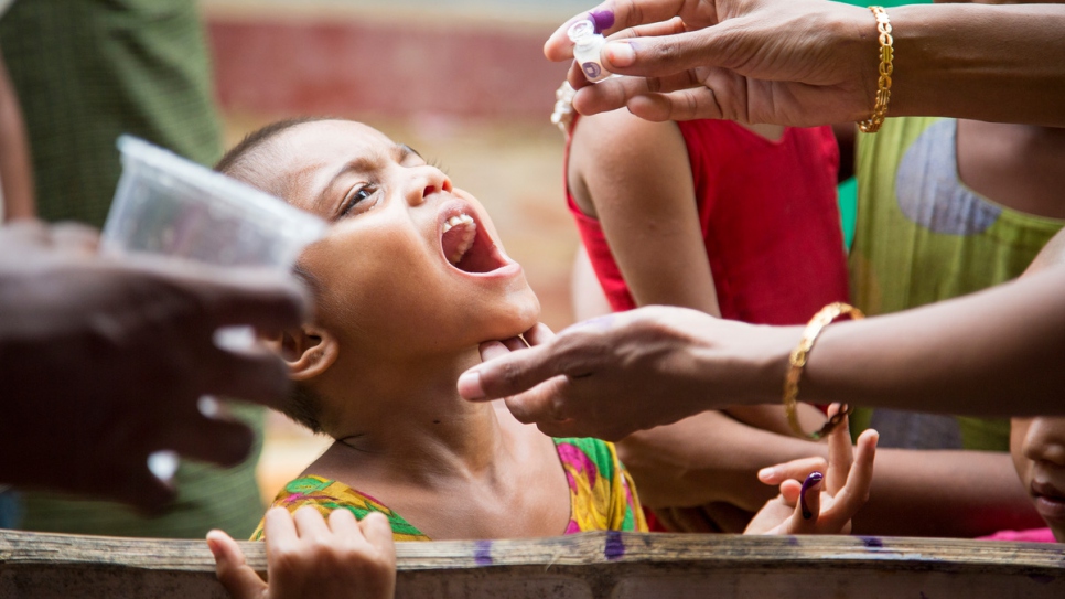Des vaccins anticholériques oraux sont administrés avec l'aide de bénévoles, des ONG locales et internationales et des organisations spécialisées des Nations Unies au camp de réfugiés de Balukali, le 12 octobre 2017. 