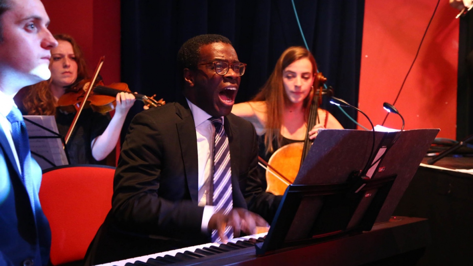 Le compositeur américain Todd Fletcher était au piano et dirigeait les spectacles. 