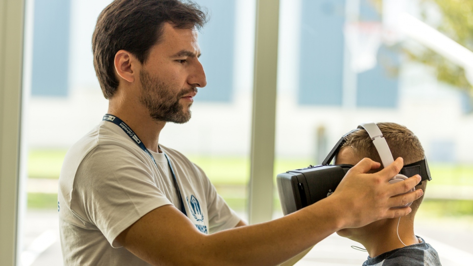 Carlos Arbelaez du HCR montre à un élève du collège Charles Letot, à Bayeux, comment faire une visite virtuelle du camp de réfugiés de Za'atari en Jordanie grâce à un casque de réalité virtuelle. Le Refugee Food Festival fait ses premiers pas dans les collèges du Calvados, à l'occasion du Prix Bayeux-Calvados pour les correspondants de guerre, en octobre 2017.
Pour la première fois, le Refugee Food Festival se déroule dans quatre écoles normandes. Cet évènement gastronomique est une initiative citoyenne co-organisée par l'association française Food Sweet Food et le HCR. Pendant une semaine, trois chefs réfugiés yéménite, syrien et iranien mijotent des plats traditionnels pour 1 500 élèves dans quatre écoles du département du Calvados. 