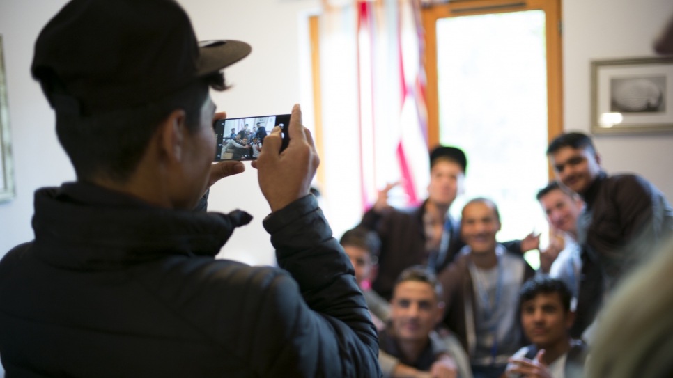 Azlan, un enfant non accompagné afghan, âgé de 13 ans, prend une dernière photo de ses amis avant d'être transféré à Londres, où il rejoindra son frère Jawad. "Une fois en Angleterre, je veux étudier, jouer au foot, faire de la lutte et nager", dit-il. Il fait partie des quatre adolescents non accompagnés qui vont rejoindre des membres de leur famille en Angleterre, le 14 septembre 2017, et y demander l'asile.
