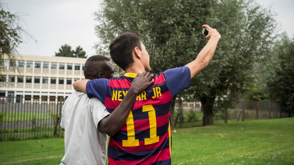 Djamal, 17 ans, originaire d'Afghanistan, prend un selfie avec son ami Karim, 15 ans, originaire du Soudan. Djamal était arrivé à St-Omer une semaine auparavant.   