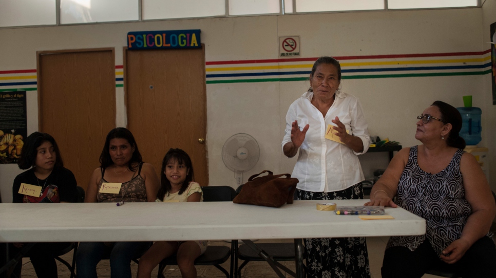 Margarita, 72 ans, se présente à ses nouveaux camarades de classe le premier jour de l'école. « Je suis tellement heureuse et reconnaissante d'être ici », dit Margarita qui a quitté l'école à l'âge de huit ans. 