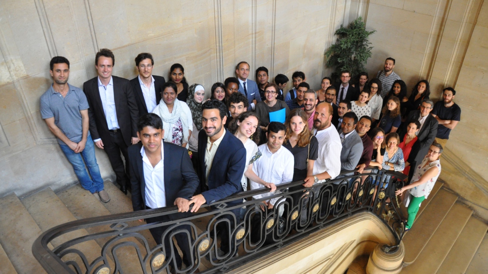 Les participants du programme de Wintegreat à Science Po Paris posent ensemble lors de leur remise de certificats le 2 juin 2017. Wintegreat est un programme académique certifiant et gratuit pour réfugiés et demandeurs d'asile.