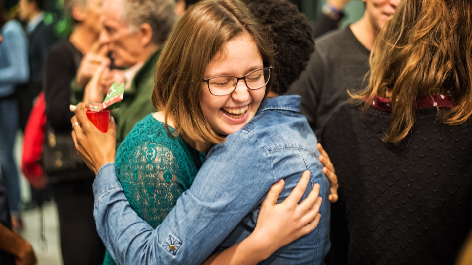 Jeanne, une "coach" du programme Wintegreat et étudiante à Sciences Po Paris, est dans les bras de Cynthia, qui a participé au programme Wintegreat à Sciences Po Paris. Les Grandes écoles et universités en France se lancent dans la formation et l'intégration socio-professionnelle des réfugiés grâce à Wintegreat, un programme académique certifiant et gratuit pour réfugiés et demandeurs d'asile.