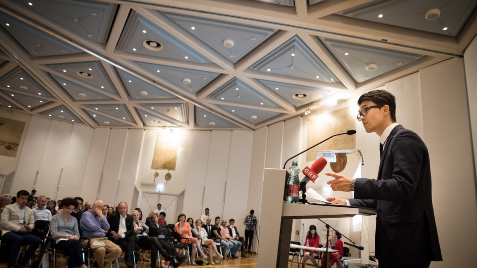 Mojtaba Tavakoli prononce son allocution d'ouverture lors d'une remise de prix organisée par l'Association des élèves et étudiants afghans à Vienne. 