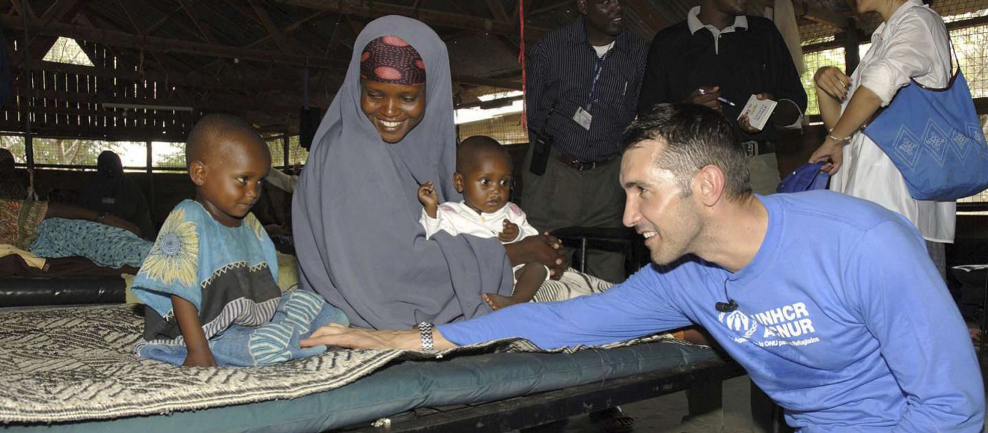 Kenya / UNHCR Goodwill Ambassador Jesús Vázquez during a visit to Dadaa camps / Credit: Carlos Serrano / March 2007