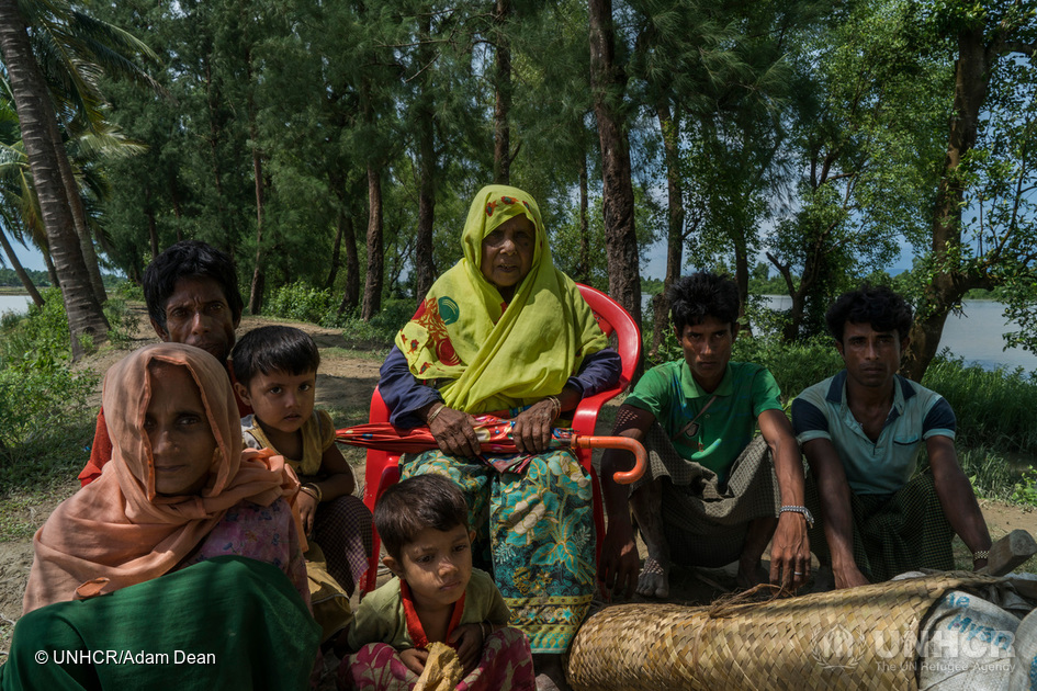 "Jeg sætter aldrig mine ben dér igen. De brænder huse ned." Familiemedlemmer bar 80-årige Mustafa i en stol fra Myanmar til Whaikhyang, Bangladesh. De er Rohingya-flygtninge fra Mommistaung-landsbyen i Maungdaw, hvor der fandt en massakre sted, fortæller hun. © UNHCR/Adam Dean