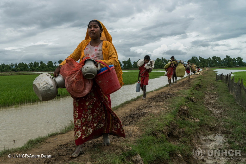 Senwara, en Rohingya-flygtning, græder, da hun ankommer til Whaikhyang, Bangladesh, efter at have vandret i to dage fra Myanmar med sin far og søn. © UNHCR/Adam Dean