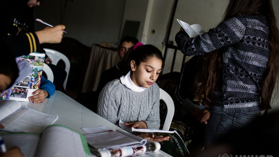 Jungtinių Tautų Vyriausiojo pabėgėlių komisaro biuro ataskaitoje pabrėžiama pabėgėlių vaikų švietimo krizė