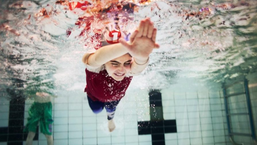 Hopper uti det: Svømmeundervisning bidrar til integrasjon i Norge