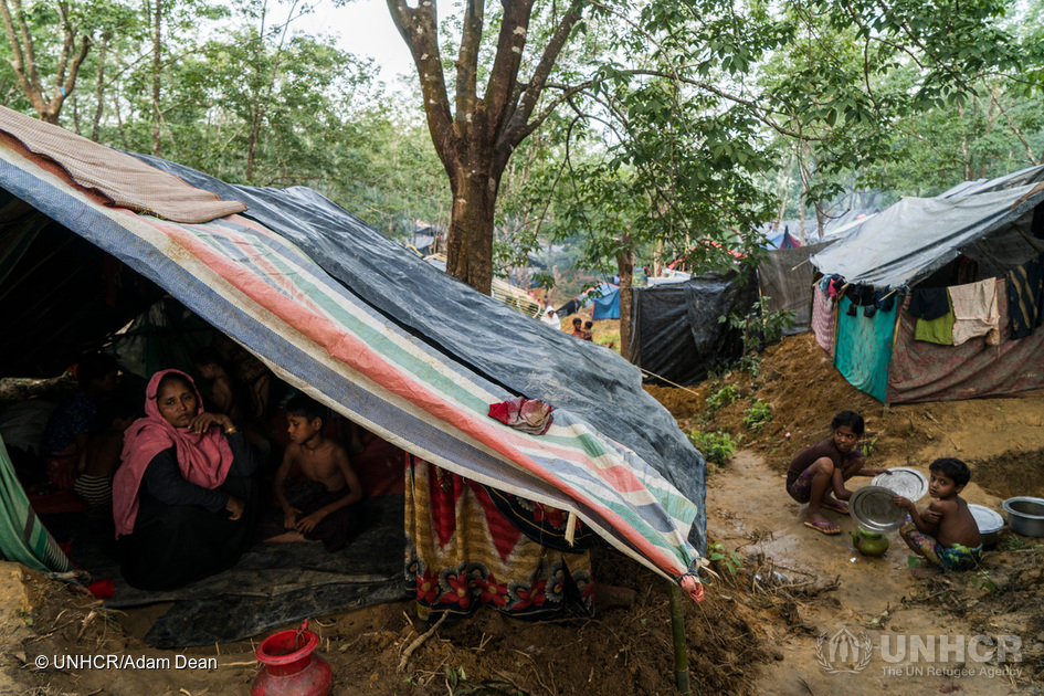 Rohingyaflyktingar från Myanmar söker skydd under presenningar i leriga förhållanden i en informell bosättning för nyanlända, nära Kutupalong-lägret i Bangladesh. © UNHCR / Adam Dean