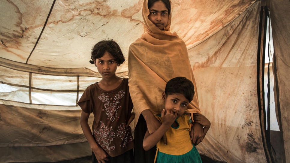 Rabiaa Khatun et ses nièces, Umme Salma, 8 ans, et Noor Kalima, 4 ans, devant un abri du centre de transit proche du camp de Kutupalong, au Bangladesh. 