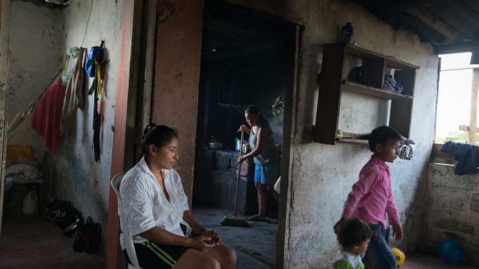 Luz Mari Bisbicus Pai, 41 ans, fait une pause après avoir cuisiné pour sa famille. Étant mariée au chef de la communauté, Luz a eu la chance d'avoir une cuisine fonctionnelle. Les 16 autres familles qui vivent dans des cabanes doivent faire la cuisine dehors sur le feu. 