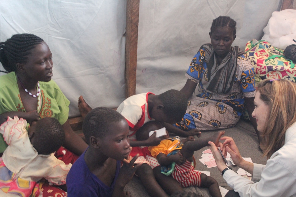 Une mère réfugiée récemment arrivée au centre de transit de Kakuma a raconté à la Princesse Sarah son périple difficile pour fuir le conflit depuis le Soudan du Sud avec de très jeunes enfants, y compris ceux d'une femme disparue en chemin. « Vous avez été très forte pour venir ici et prendre soin de vos enfants », lui a déclaré la princesse. 85% des réfugiés sud-soudanais sont des femmes et des enfants. 