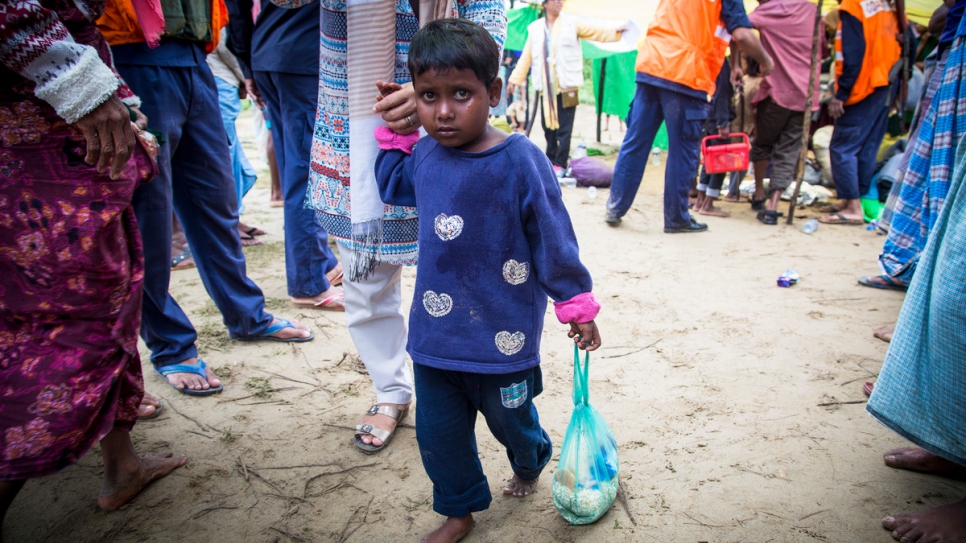 Des survivants rohingyas reçoivent une aide après le naufrage de leur bateau, dans la zone d'Imamerdail du sous-district d'Ukhia au sud de Cox's Bazar. 