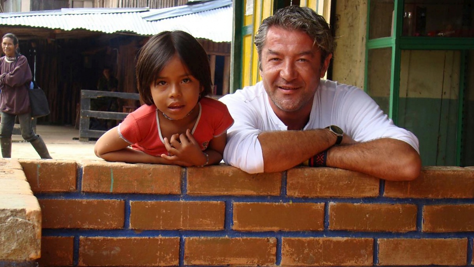 Roberto Mignone auprès d'un enfant de la communauté indigène siona, lors d'une visite dans la région de Putumayo au sud de la Colombie. 