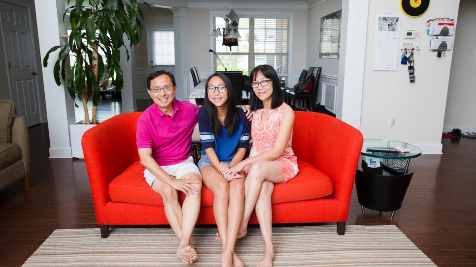 Thanh Dang avec sa fille, Thien-An, 13 ans, et sa femme, Lan Ho, dans leur maison de Suwanee, en Géorgie. Ce réfugié vietnamien a été réinstallé aux États-Unis au titre d'un accord international. 