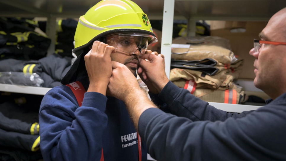 Yousouf revêt l'uniforme de la caserne de pompiers de la ville de Fürstenwalde, dans l'est de l'Allemagne, qu'il a récemment rejoint en tant que bénévole. 