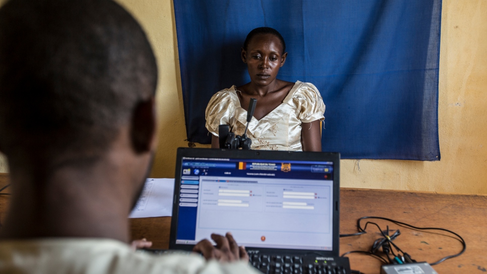 Samira Hassan, 23 ans, s'inscrit dans un programme d'enregistrement biométrique et de vérification de la nationalité au Tchad. Le programme financé par l'UE soutient les rapatriés au Tchad et cherche à prévenir l'apatridie. 