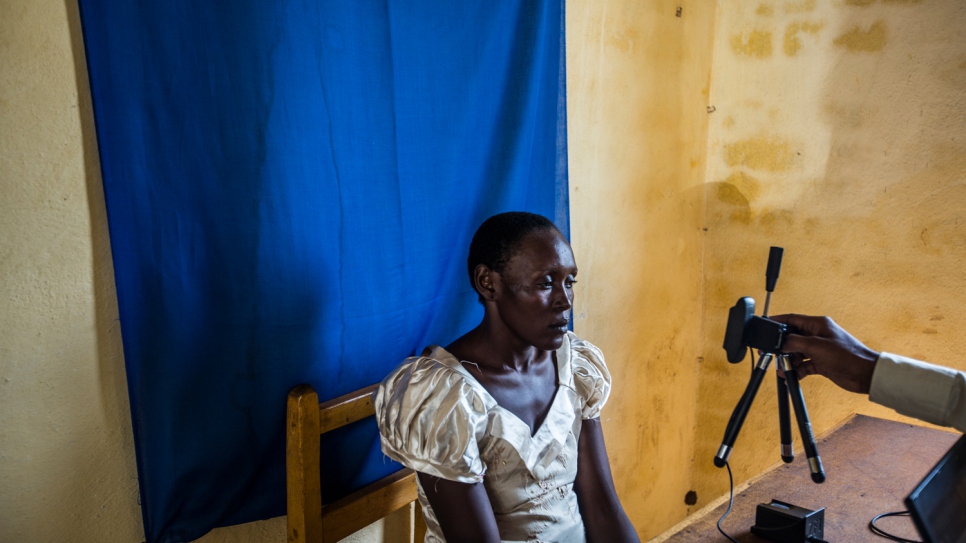 Samira Hassan se fait prendre en photo pour une carte d'identité nationale tchadienne. Elle est née et a grandi en République centrafricaine, mais n'a jamais été naturalisée en tant que citoyenne. Lorsque la violence a éclaté en RCA, elle a fui au Tchad, le pays d'origine de ses parents, dont elle est également ressortissante. 