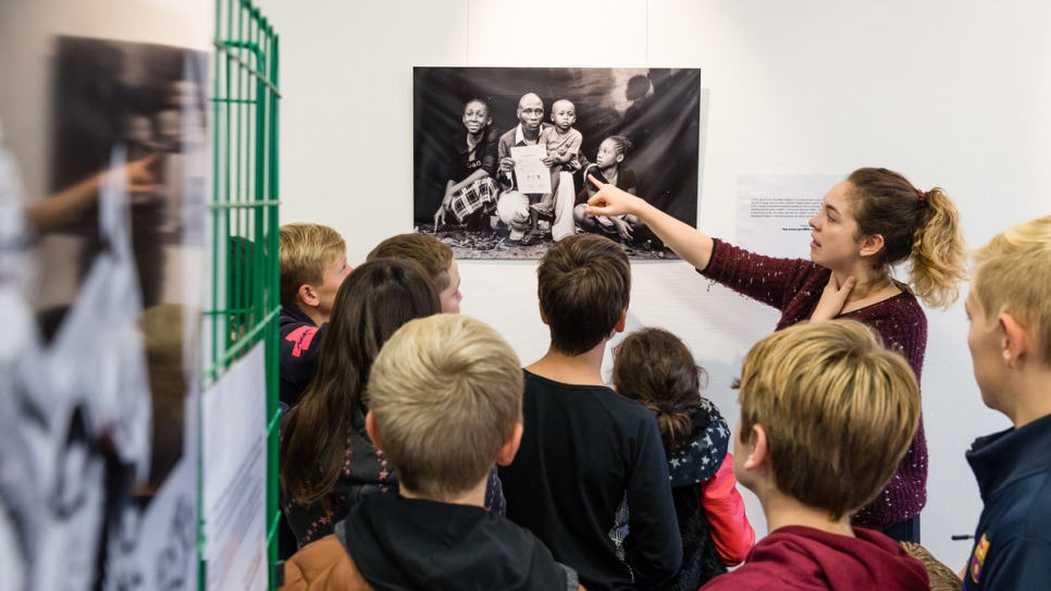 Joséphine Lebas-Joly du HCR fait une visite de l'exposition "The Most Important Thing" du photographe Brian Sokol, en partenariat avec le HCR, à des élèves du Collège Louis Pergaud, dans la ville de Dozulé, en Normandie. Pendant une semaine, le HCR France organise des activités dans les collèges normands afin de sensibiliser les élèves à la cause des réfugiés et notamment un Refugee Food Festival dans les cantines de ces normands. 