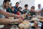 La famille Dabah, qui a fui la guerre en Syrie en 2012, prend son petit déjeuner dans son appartement à Lisbonne, au Portugal.  