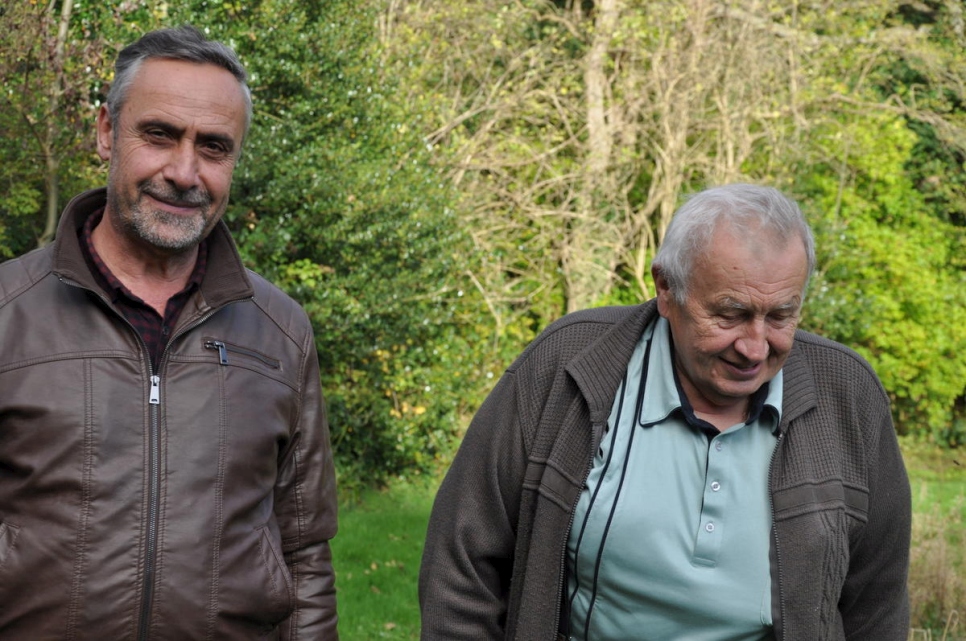 Ryad Alsous (à gauche) avec Ted Mankowski, le propriétaire du verger, à Armitage Bridge, Yorkshire.
