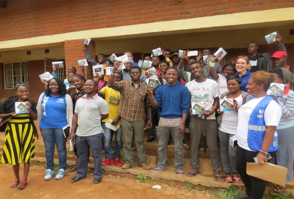 Quelque 30 réfugiés ambassadeurs ont reçu des smartphones offerts par Microsoft dans le cadre du projet de connectivité numérique pour les réfugiés dans le camp de Dzaleka, au Malawi.  