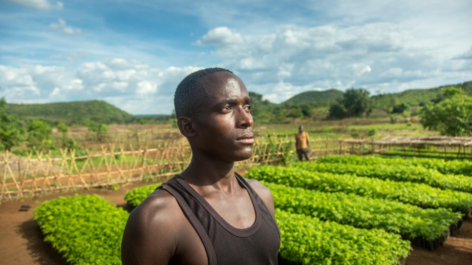 Des membres de la communauté locale, comme Jovin Nyanenda, 27 ans, acquièrent de nouvelles compétences.