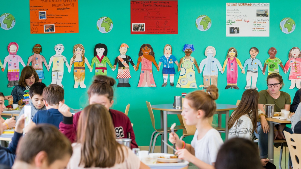 Des élèves du collège mangent un plat cuisiné par un chef réfugié, lors du Refugee Food Festival dans les collèges du Calvados. Pour la première fois, le Refugee Food Festival se déroule dans quatre écoles normandes, à l'occasion du Prix Bayeux-Calvados pour les correspondants de guerre, en octobre 2017. Cet évènement gastronomique est une initiative citoyenne co-organisée par l'association française Food Sweet Food et le HCR. Pendant une semaine, trois chefs réfugiés yéménite, syrien et iranien mijotent des plats traditionnels pour 1 500 élèves dans quatre écoles du département du Calvados. 